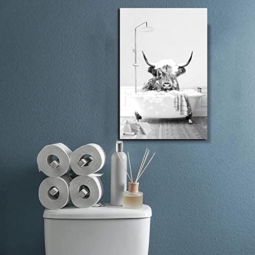 HHGAOART מצחיק אמנות קיר פרה היילנד באמבטיה, הומור חיות אמבטיה תמונת אמבטיה בשחור לבן בור ציור כפרי בית חווה