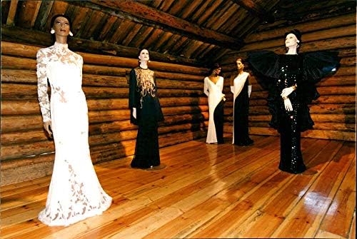 תמונה וינטג 'של תצוגת האופנה, המלכה סוניה פותחת תערוכת הוט קוטור בנורבגיה.