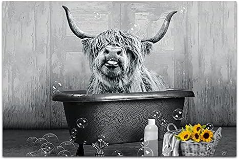 אמנות קיר פרה היילנד פרה עיצוב אמבטיה מצחיקה פרה באמבטיה תמונה בד שחור ולבן הדפס פוסטר של בעלי חיים פוסטר של