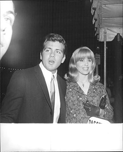 תצלום וינטג 'של פביאן עם אשתו קייטי רגן, 1965.