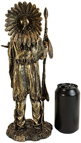 אברוס היליד האמריקני הלוחם ההודי הראשי השבט עם כיסוי ראש קרב מחזיק חנית ופסל צינור חלומט כפיסול עיצוב