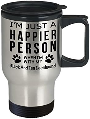 חובב כלבים טיול ספל קפה - אדם מאושר יותר עם קונהאונד שחור ושזוף - מתנות הצלה בעלים