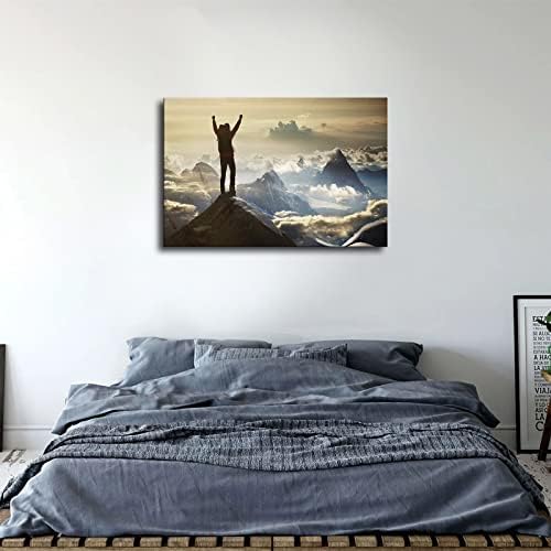 מטפס הרים עומד על ראש ההר מעורר השראה לאמנות הדפס ציור דקורטיבי מגניב פוסטר קיר בד קיר מגניב