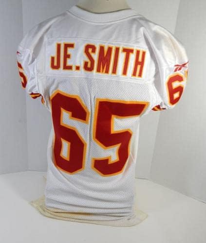 1997 ראשי קנזס סיטי ג'ף סמית ' 65 משחק הונפק ג'רזי לבן DP17400 - משחק NFL לא חתום בשימוש בגופיות