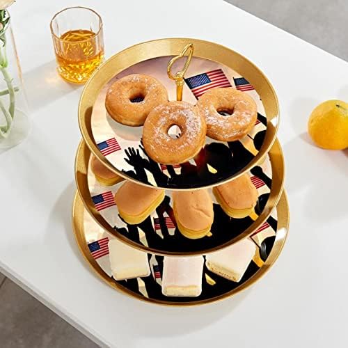 3 דוכן עוגות עוגות שכבות של אנשים מנופפים דגלים אמריקאים בגב שולחן קינוחים מוארים מגשי הגשה למסיבות