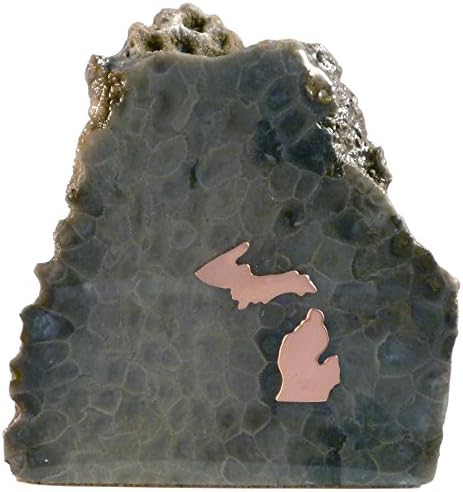 אבן פטוסקי בעבודת יד מעוטרת בנחושת מישיגן. אבני מדינת מישיגן נהדרות לשולחן משרדי או לעיצוב שולחן-בינוני